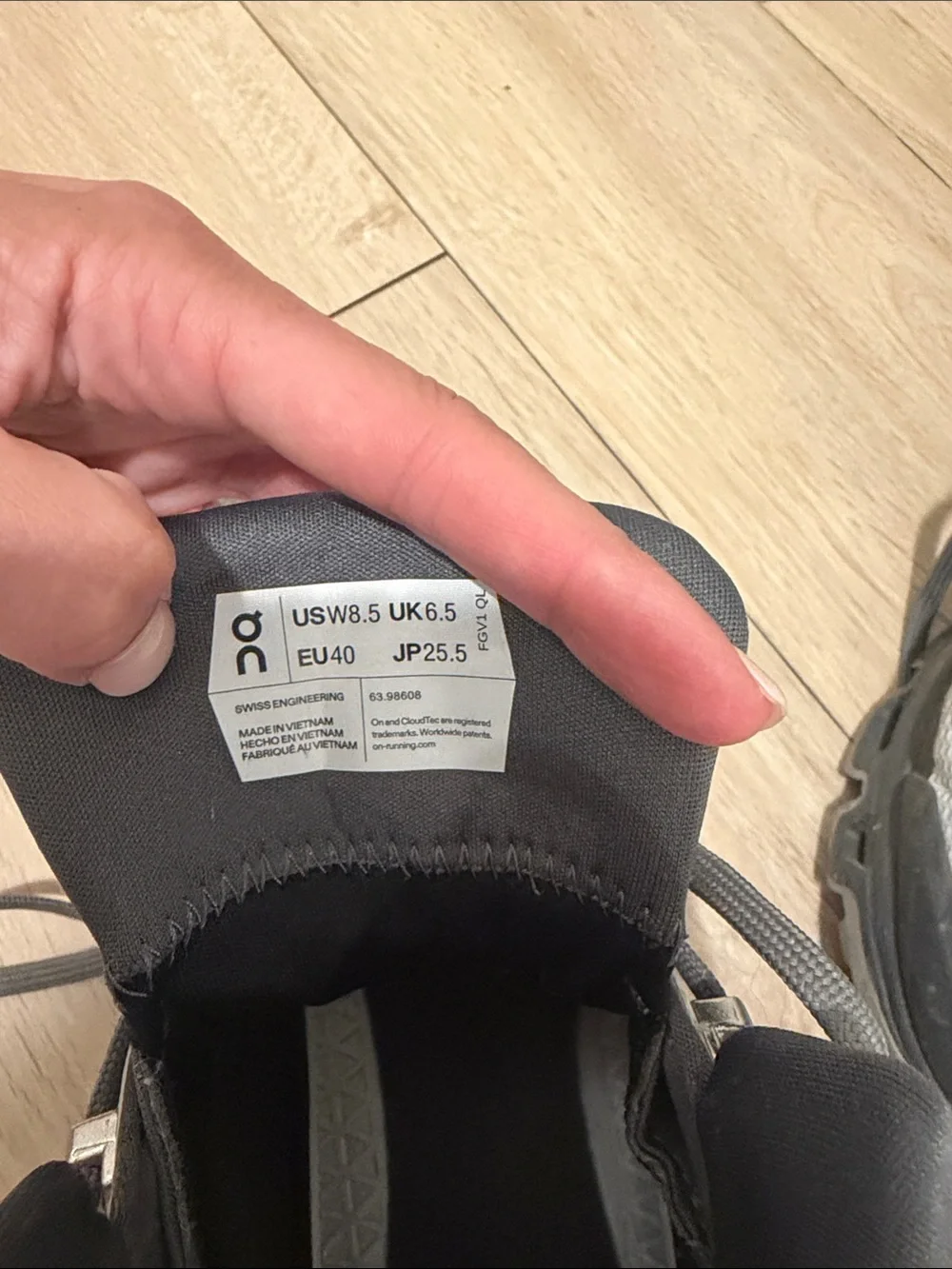 On Running Women’s cloud rock Mid-Top Grey Trail Boots